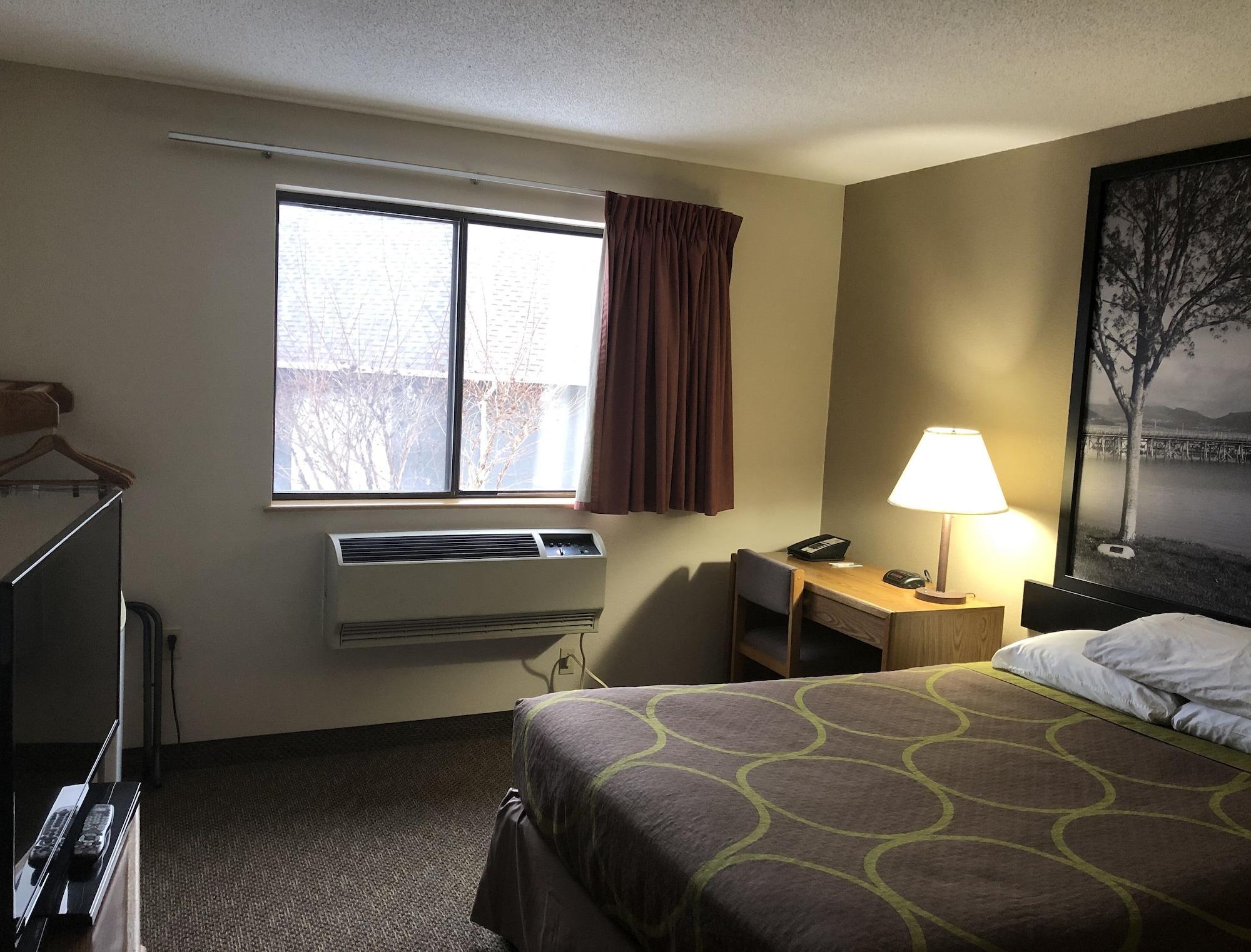 Hotel Super 8 By Wyndham Salmon Arm Exterior foto