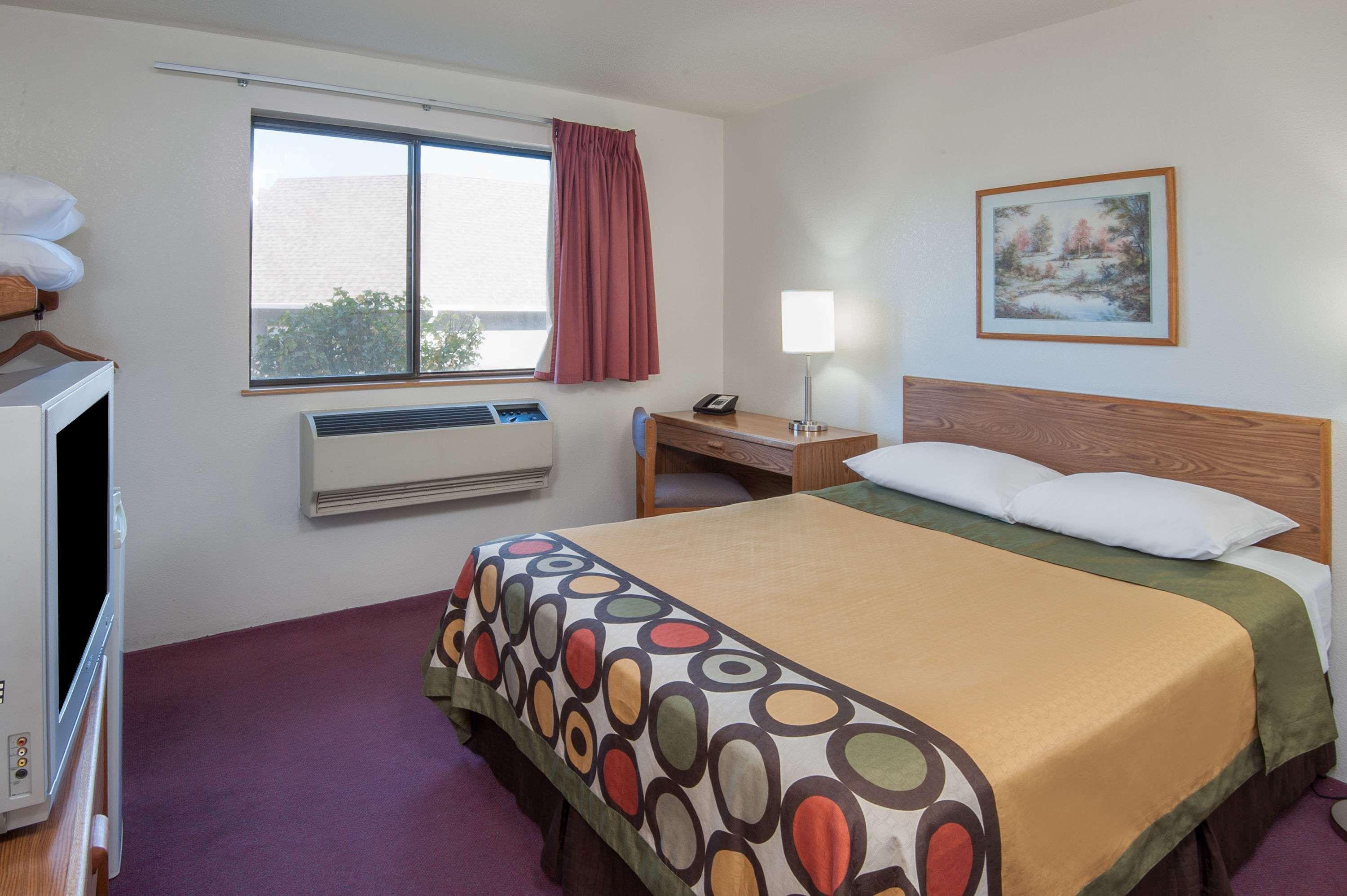 Hotel Super 8 By Wyndham Salmon Arm Exterior foto