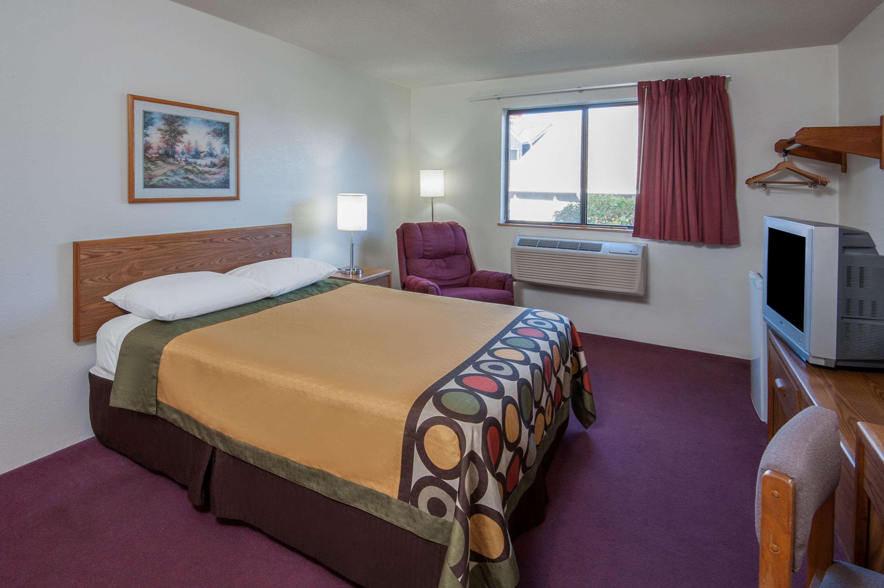 Hotel Super 8 By Wyndham Salmon Arm Exterior foto